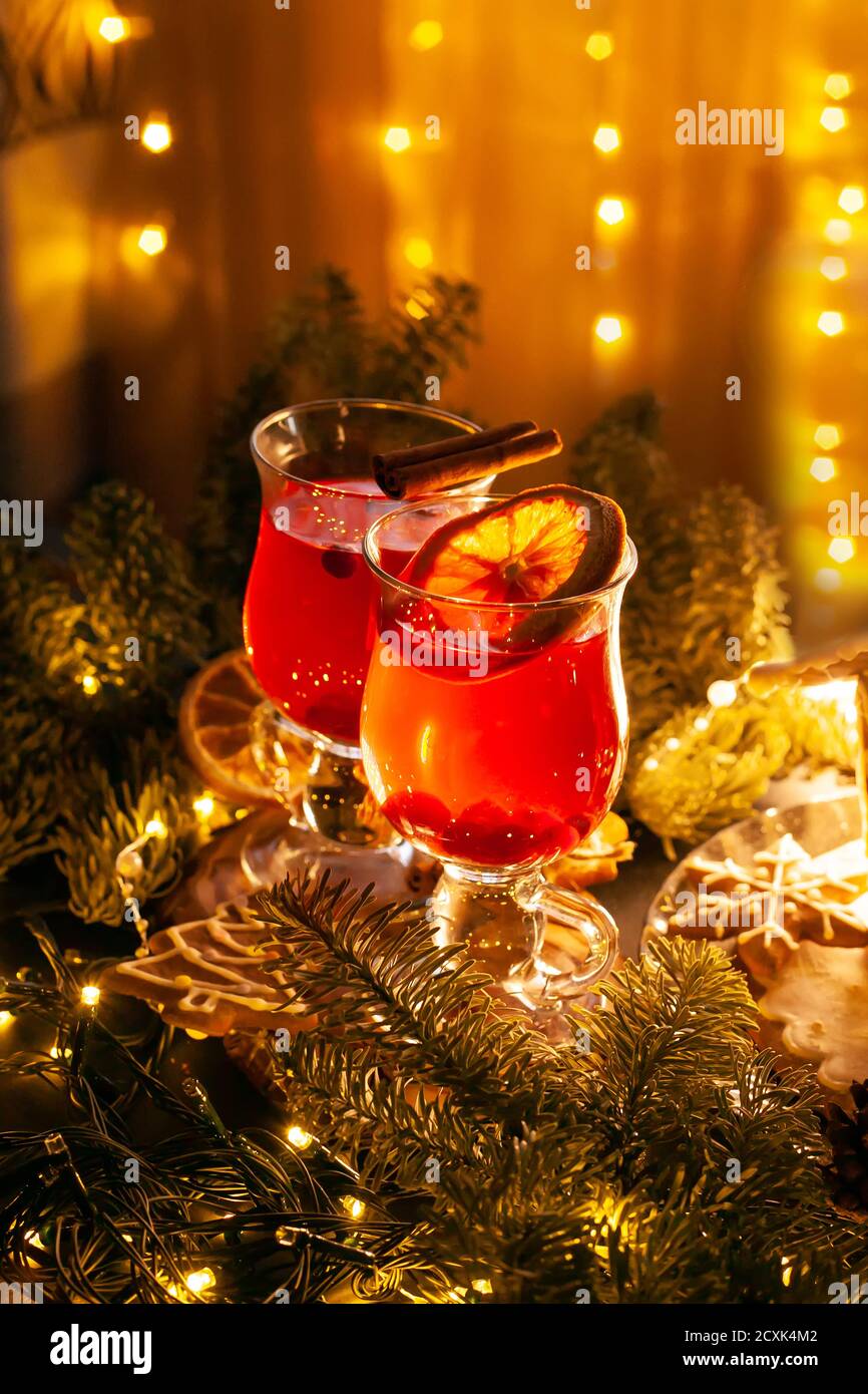 Natale accogliente Still Life con bicchieri di bevanda calda rossa piccante. Foto Stock