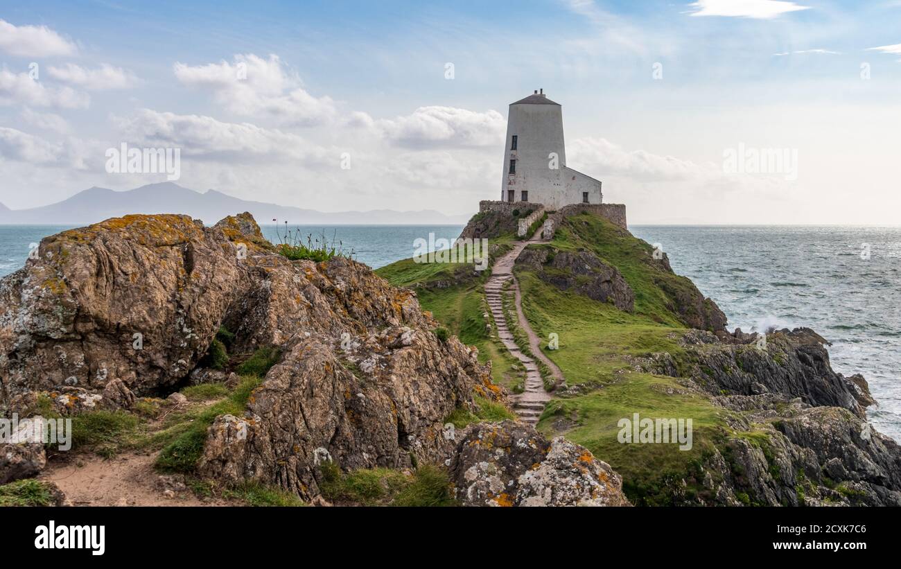 Faro di Tŵr Mawr, sull'isola di Llanddwyn, Anglesey, Galles Foto Stock