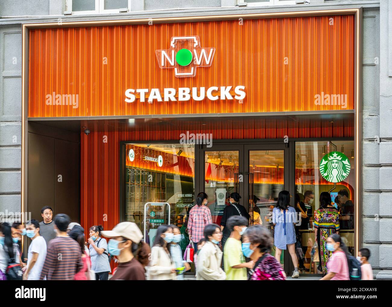 Wuhan Cina , 1 ottobre 2020 : Vista esterna di Starbucks ORA caffè il nuovo formato espresso retail del franchising in Wuhan Cina Foto Stock