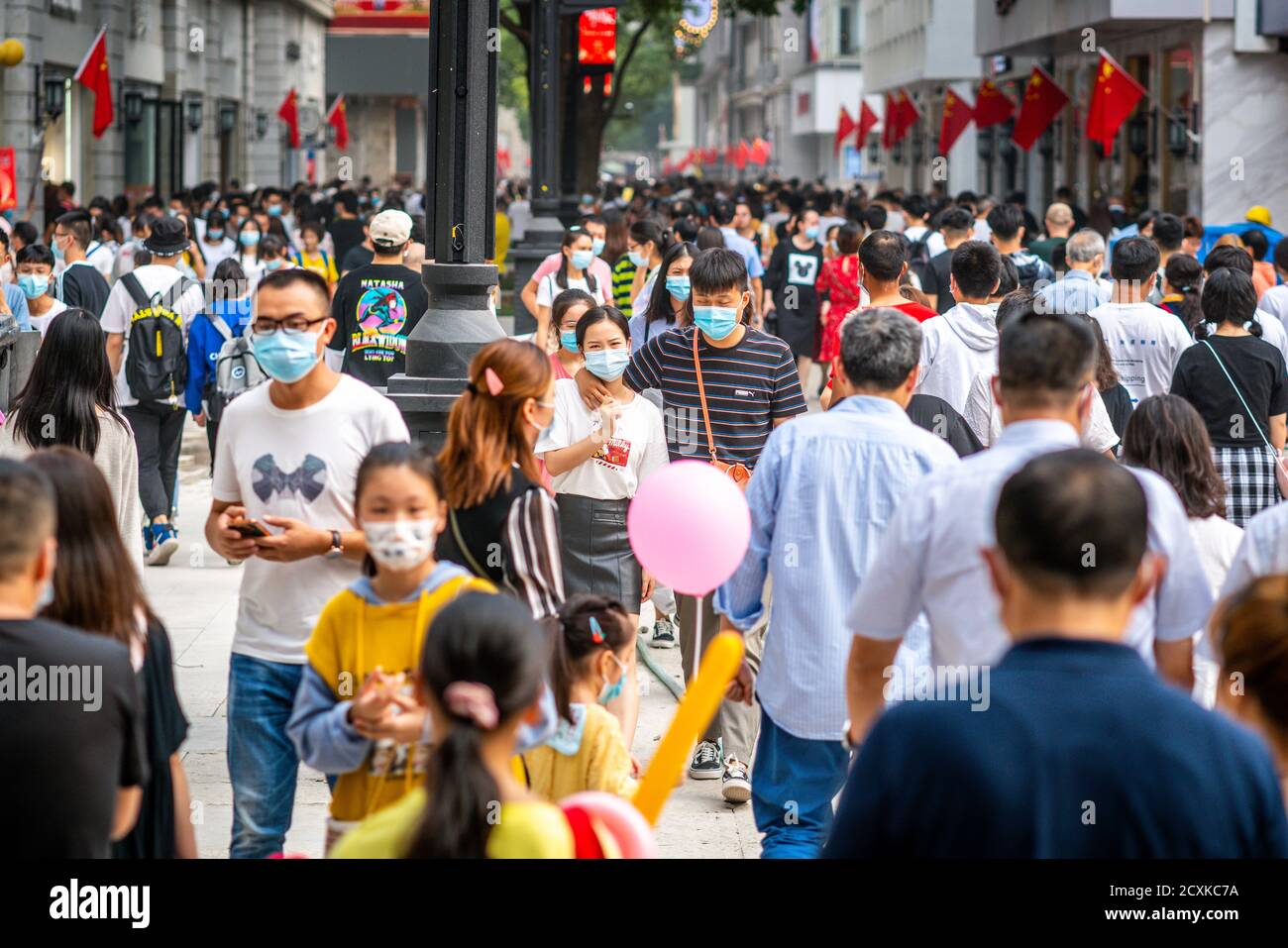 Wuhan Cina , 1 ottobre 2020 : folla di persone che indossano maschera chirurgica il giorno nazionale 2020 Cina e il primo giorno di vacanze settimana d'oro a Jian Foto Stock
