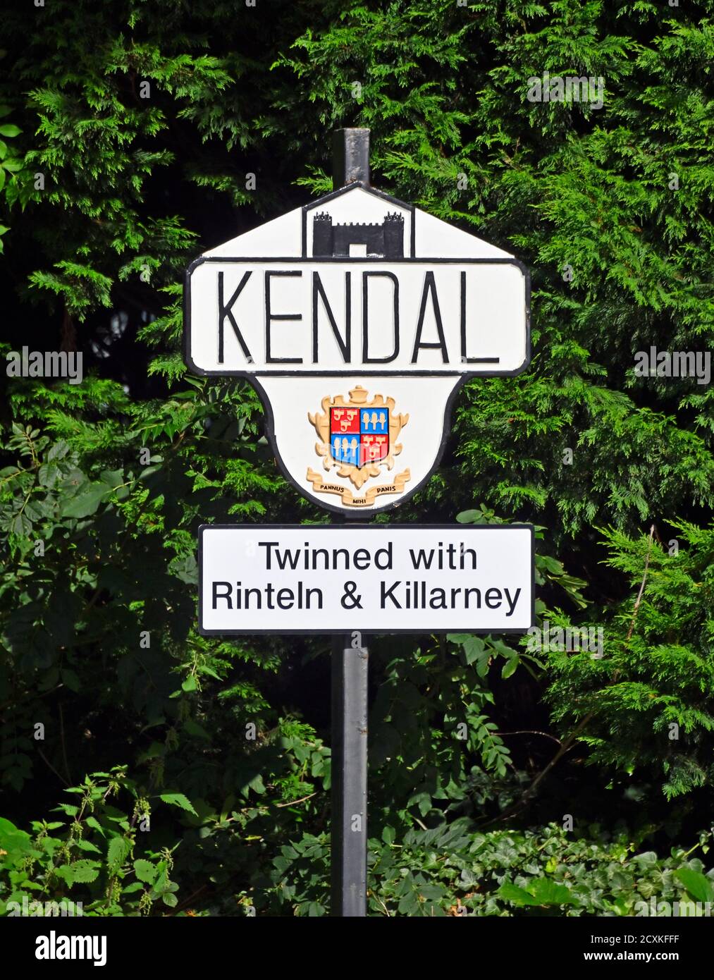 Cartello della città di Kendal. Kendal ha gemellato con Rinteln e Killarney. Kendal, Cumbria, Inghilterra, Regno Unito, Europa. Foto Stock