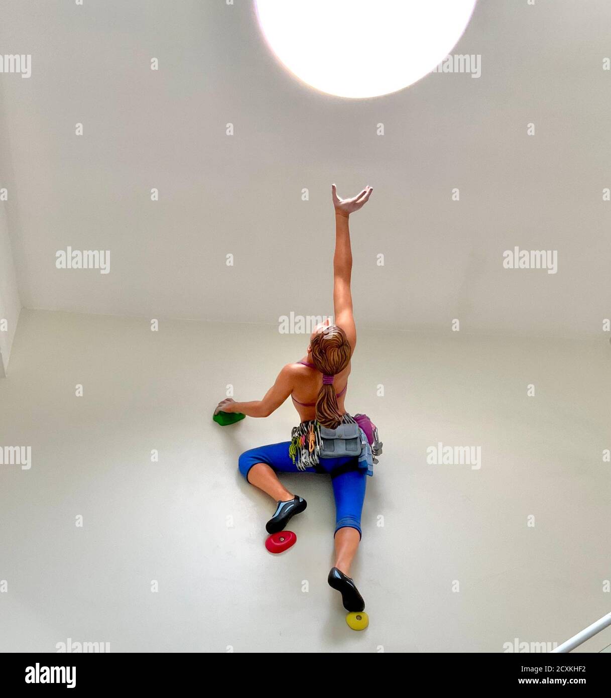 Foto della statua femminile che sale su un muro a Charing Cross Ospedale Foto Stock