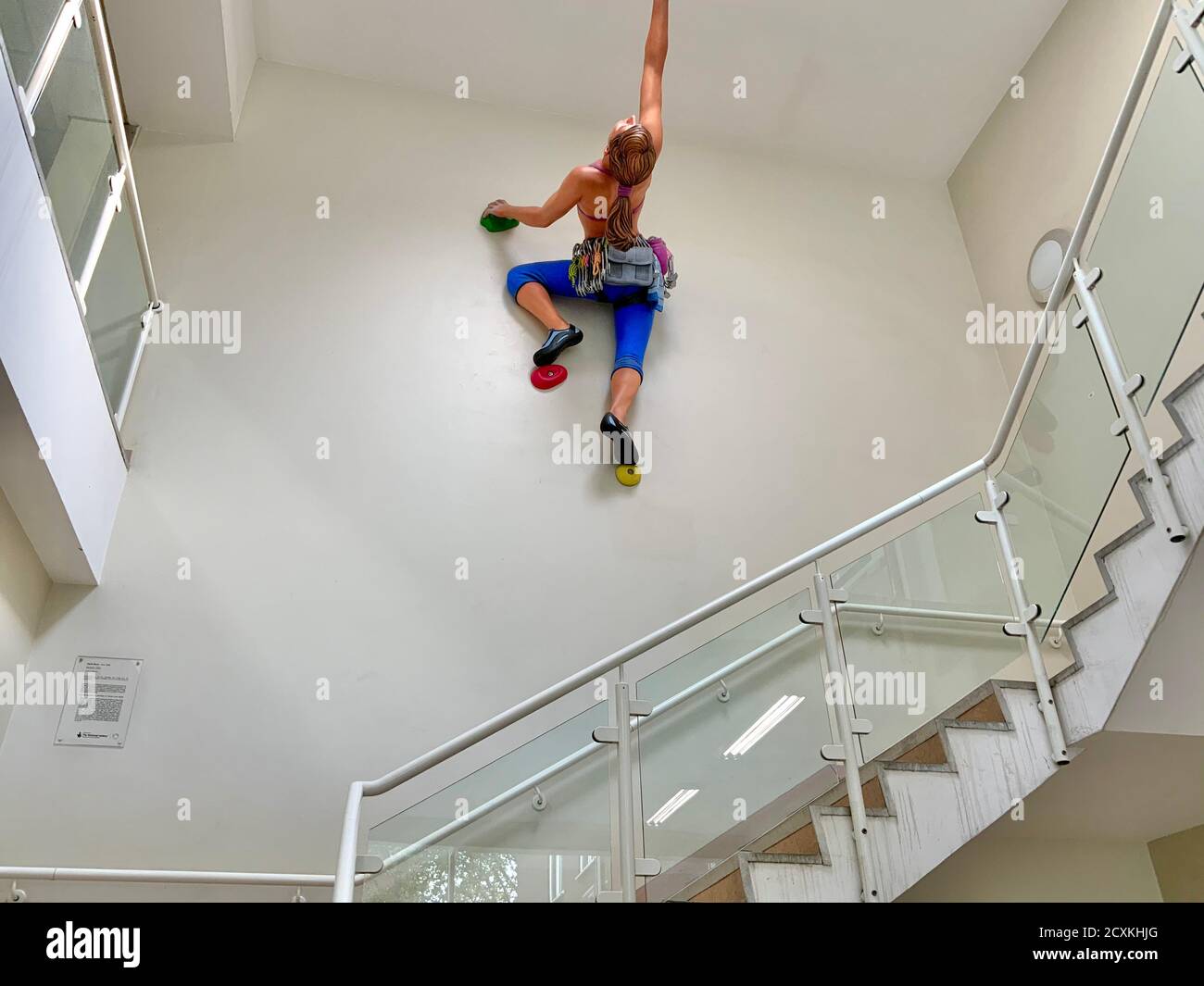 Foto della statua femminile che sale su un muro a Charing Cross Ospedale Foto Stock