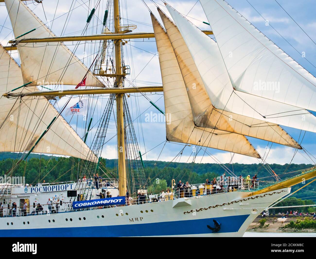 ROUEN, FRANCIA - GIUGNO CIRCA, 2019. Parte della barque russa a tre alberi, goletta quadrata MIR sul fiume Senna per la mostra Armada in Franc Foto Stock