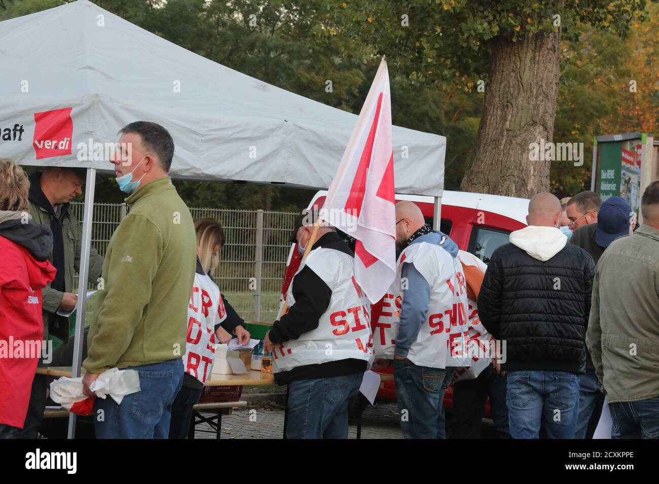 Erfurt, Germania. 01 Ottobre 2020. Durante un rally, i dipendenti che colpiscono la città si trovano di fronte all'ingresso dello Stadtwirtschaft. Verdi chiede uno sciopero di due giorni alle aziende di smaltimento dei rifiuti. I dipendenti di cinque società di smaltimento dei rifiuti della Germania centrale sono chiamati a scioperarsi. Verdi richiede salari più elevati del 4.8 per cento. Credit: Bodo Schackow/dpa-Zentralbild/dpa/Alamy Live News Foto Stock