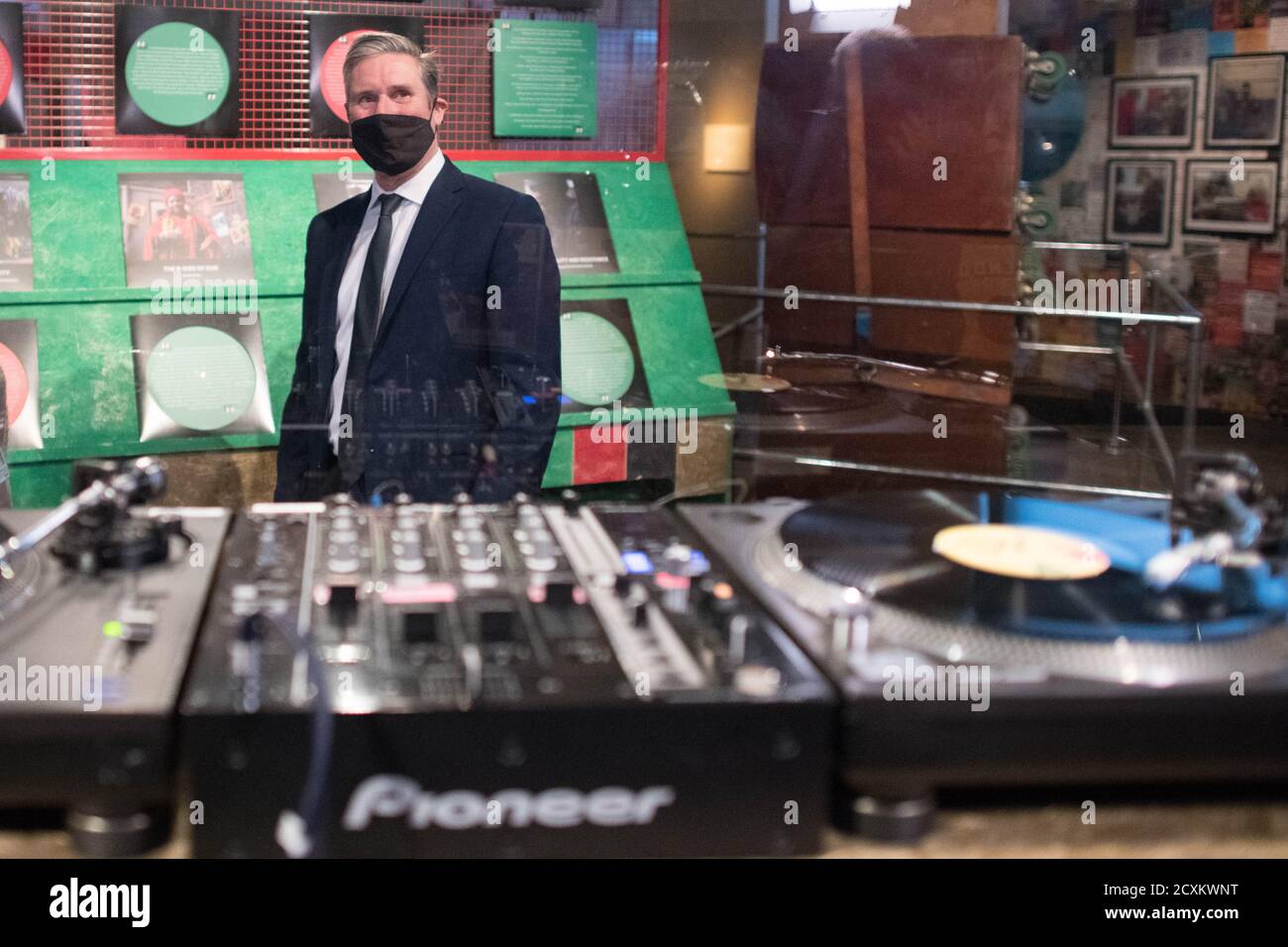 Keir Starmer, leader del Labor Party, durante una visita alla mostra del mese della storia nera del Museo di Londra per celebrare l'inizio del mese della storia nera. Foto Stock