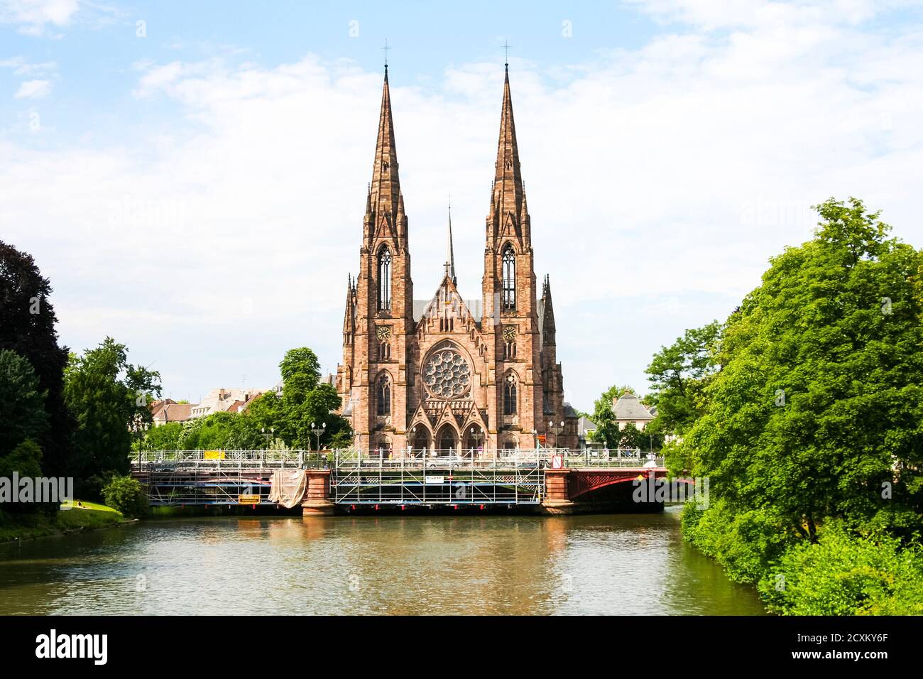 strasburgo chiesa di san paolo sul fiume jura gotico come notre dame. Foto di alta qualità Foto Stock