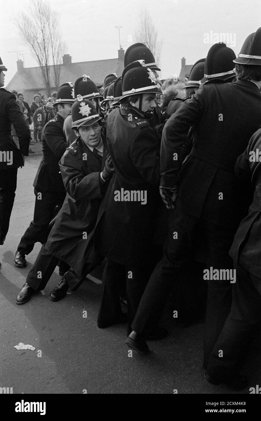 La polizia cerca di spingere i minatori di carbone in picketing di nuovo a Port Talbot Steelworks durante lo sciopero dei minatori del 1984 Foto Stock