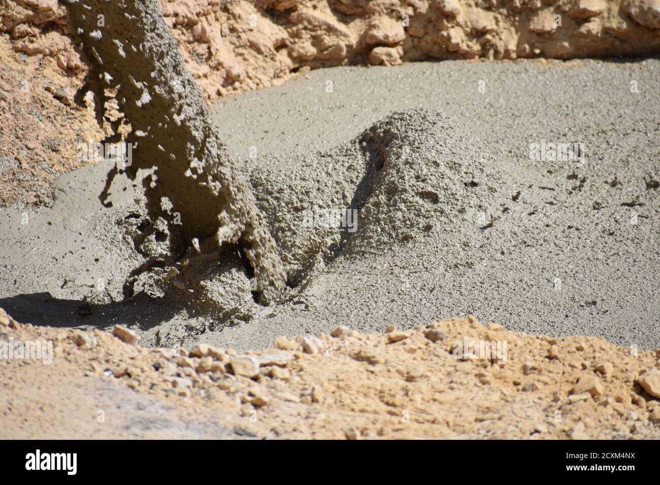 Schizzi di cemento in un foro Foto Stock