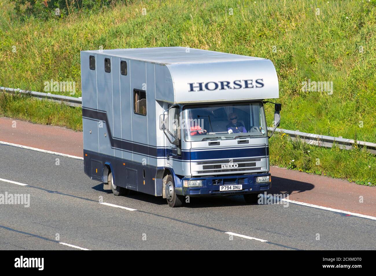 1996 Iveco Silver blue crine box van; 90s Coach costruì van conversione equino trasporto di animali viaggiando sull'autostrada M6, Lancashire, UK Foto Stock