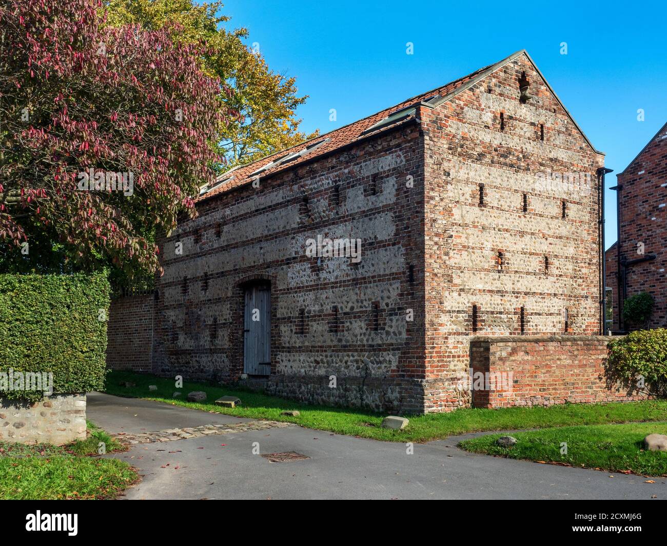 Vecchio edificio fienile con ventilatori a fessura a Whixley vicino a Knaresborough North Yorkshire Inghilterra Foto Stock