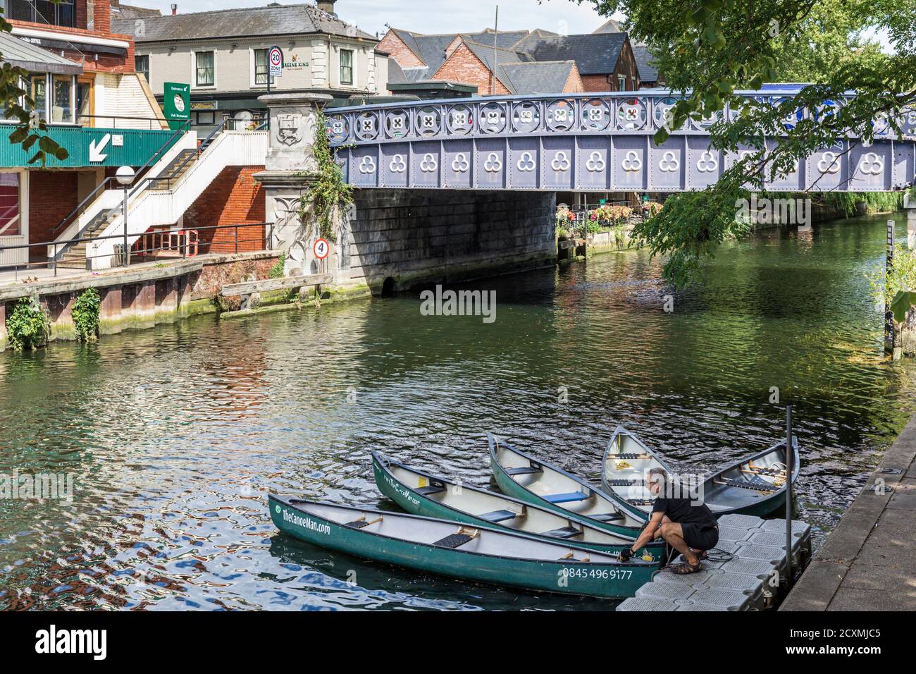 Il Canoe Man si trova sul fiume Wensum vicino al Foundry Bridge a Norwich, Norfolk, Inghilterra. Foto Stock