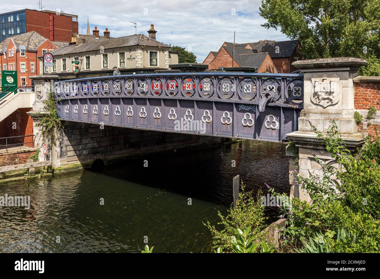 Il ponte di Foundry è un ponte di ferro a singola apertura risalente al 1880. Porta Prince of Wales Road sul fiume Wensum a Norwich, Norfolk, Inghilterra. Foto Stock