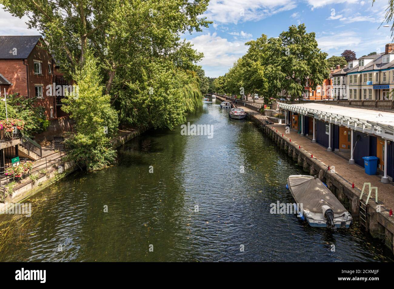 Vista lungo il fiume Wensum dal Foundry Bridge, Norwich, Norfolk, Inghilterra, Regno Unito. Foto Stock