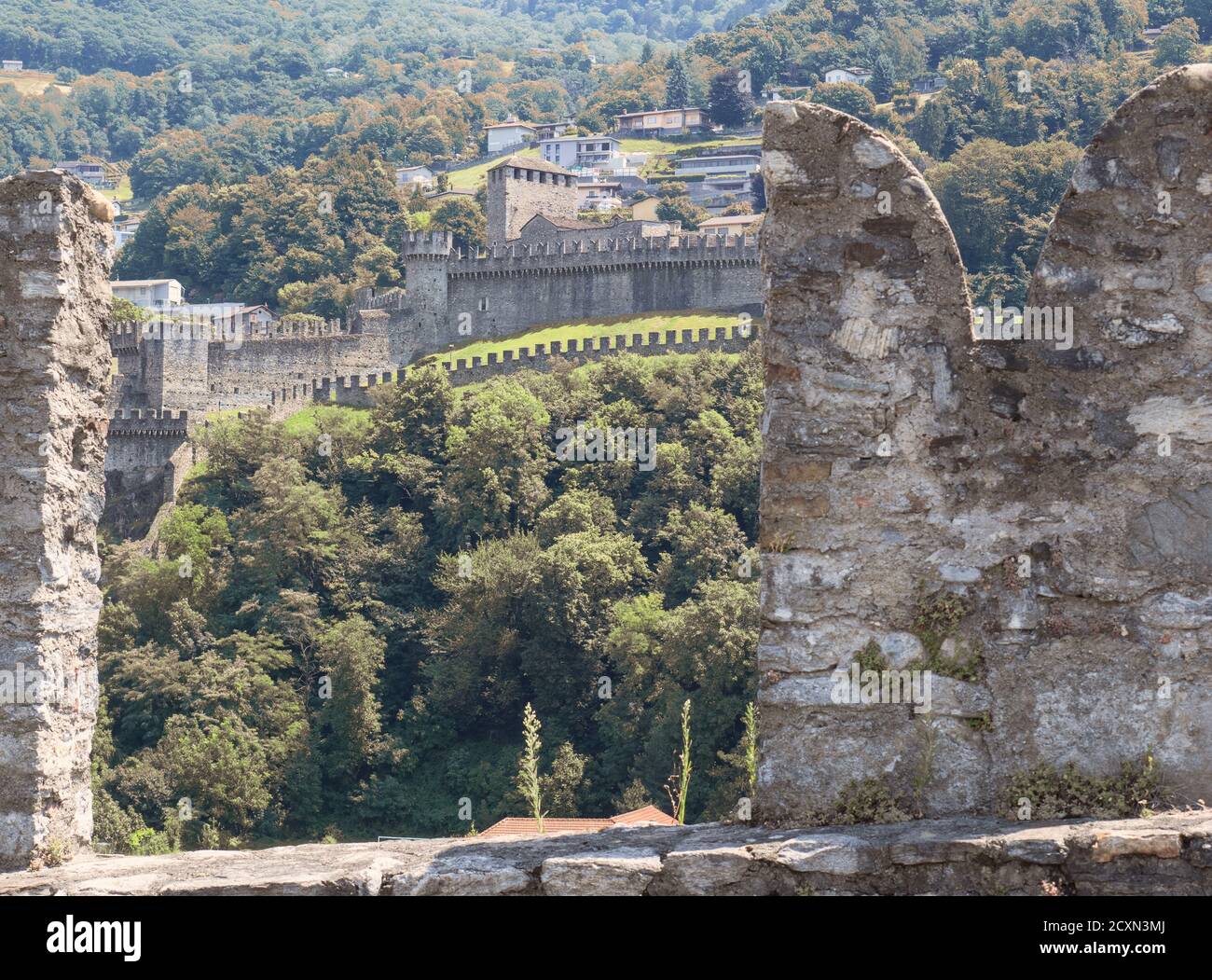 Vista sul bellissimo castello di Montebello dai bastioni medievali Nel centro storico di Bellinzona.Svizzera Foto Stock