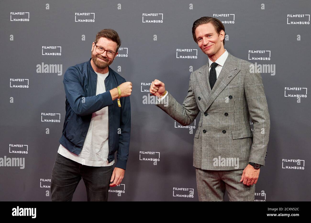 Amburgo, Germania. 30 settembre 2020. Sven Bohse (l), regista, e August Wittgenstein, attore, vengono alla prima del film televisivo 'il Segreto del Totenwald' a Filmfest Hamburg. Credit: Georg Wendt/dpa/Alamy Live News Foto Stock