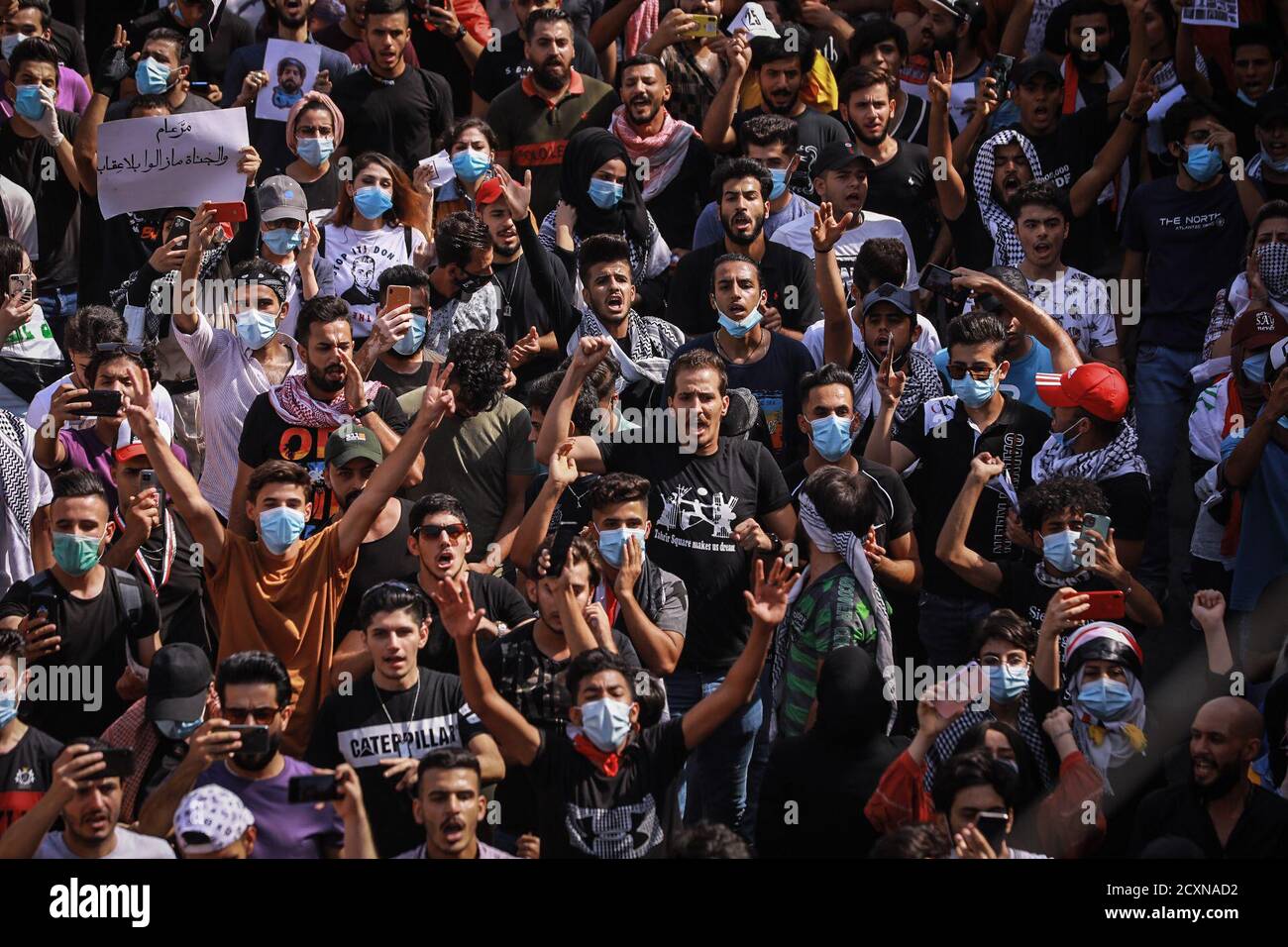 Baghdad, Iraq. 01 Ottobre 2020. I manifestanti iracheni prendono parte a una protesta a Piazza Tahrir, per celebrare il primo anniversario delle manifestazioni anti-governative. Credit: Ameer al Mohammedaw/dpa/Alamy Live News Foto Stock