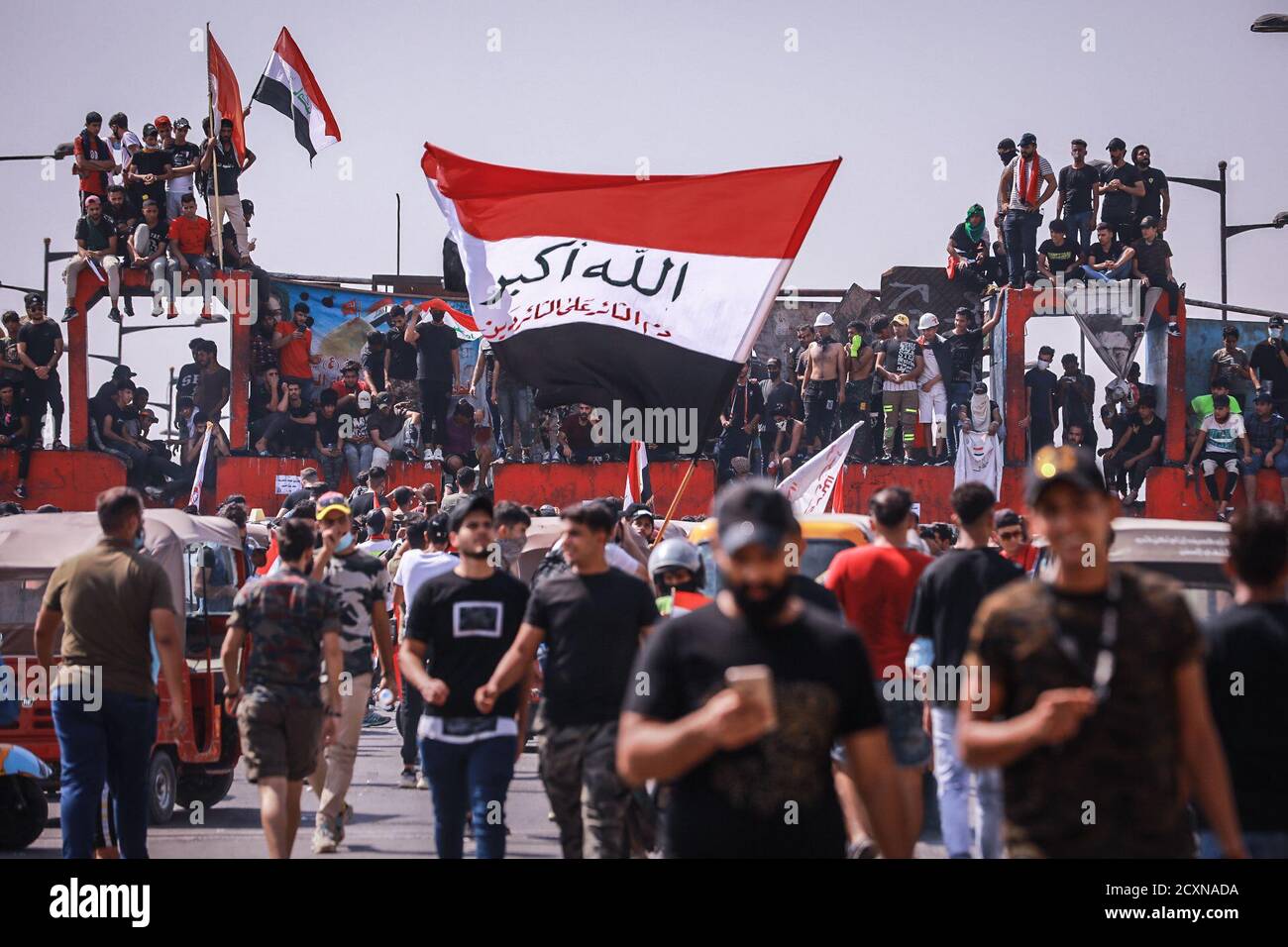 Baghdad, Iraq. 01 Ottobre 2020. I manifestanti iracheni detengono bandiere durante una protesta a Piazza Tahrir, per celebrare il primo anniversario delle manifestazioni anti-governative. Credit: Ameer al Mohammedaw/dpa/Alamy Live News Foto Stock