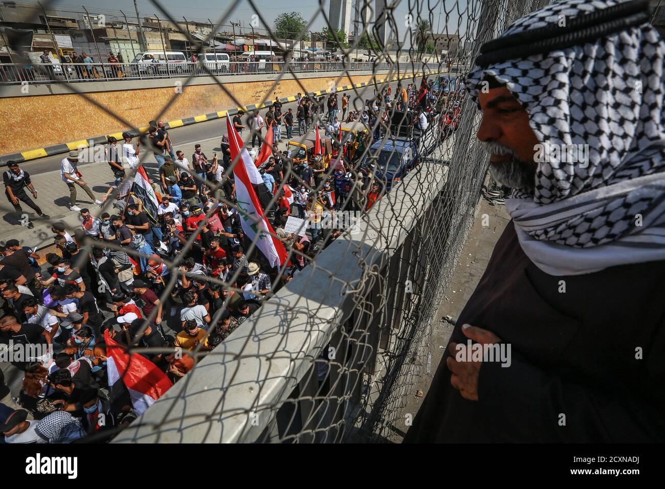 Baghdad, Iraq. 01 Ottobre 2020. Un uomo iracheno guarda mentre i manifestanti tengono una protesta per celebrare il primo anniversario delle manifestazioni anti-governo. Credit: Ameer al Mohammedaw/dpa/Alamy Live News Foto Stock