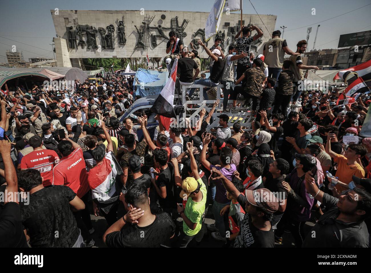 Baghdad, Iraq. 01 Ottobre 2020. I manifestanti iracheni prendono parte a una protesta a Piazza Tahrir, per celebrare il primo anniversario delle manifestazioni anti-governative. Credit: Ameer al Mohammedaw/dpa/Alamy Live News Foto Stock