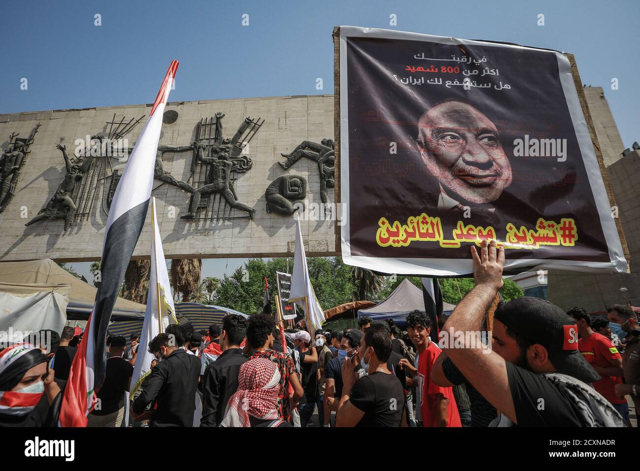 Baghdad, Iraq. 01 Ottobre 2020. I manifestanti iracheni prendono parte a una protesta a Piazza Tahrir, per celebrare il primo anniversario delle manifestazioni anti-governative. Credit: Ameer al Mohammedaw/dpa/Alamy Live News Foto Stock