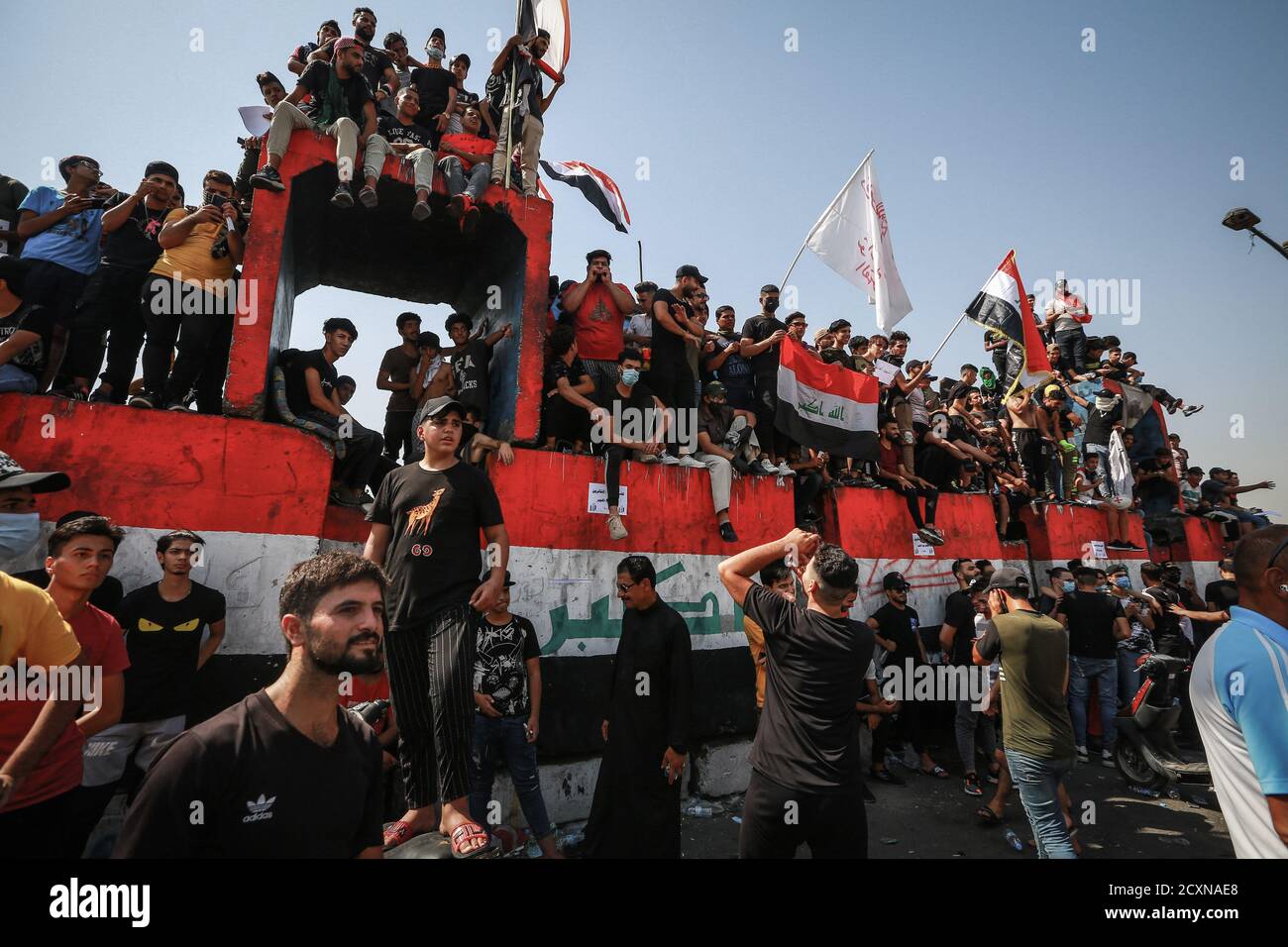 Baghdad, Iraq. 01 Ottobre 2020. I manifestanti iracheni detengono bandiere durante una protesta a Piazza Tahrir, per celebrare il primo anniversario delle manifestazioni anti-governative. Credit: Ameer al Mohammedaw/dpa/Alamy Live News Foto Stock