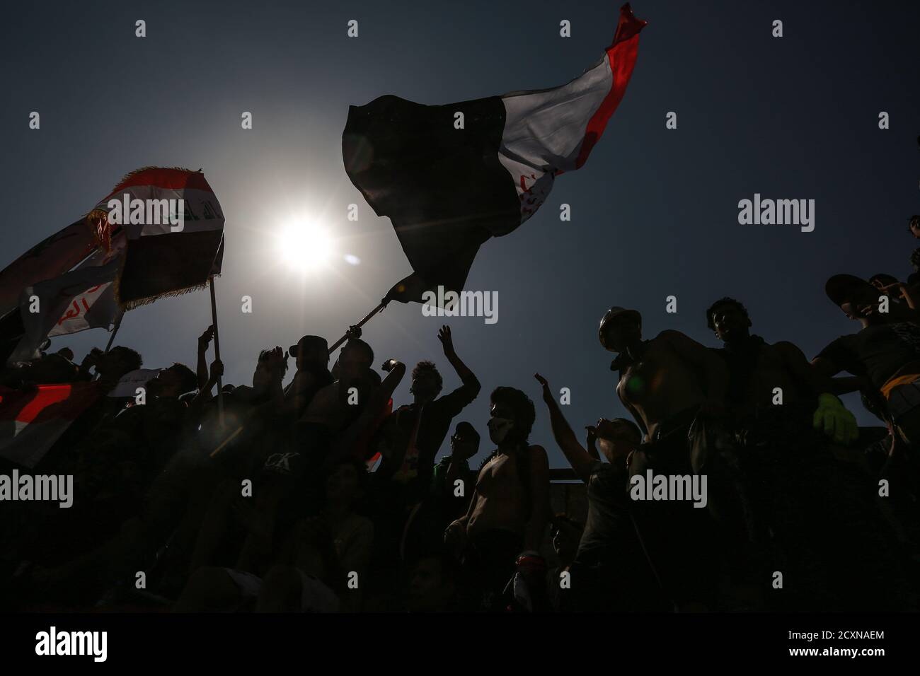 Baghdad, Iraq. 01 Ottobre 2020. I manifestanti iracheni detengono bandiere durante una protesta a Piazza Tahrir, per celebrare il primo anniversario delle manifestazioni anti-governative. Credit: Ameer al Mohammedaw/dpa/Alamy Live News Foto Stock