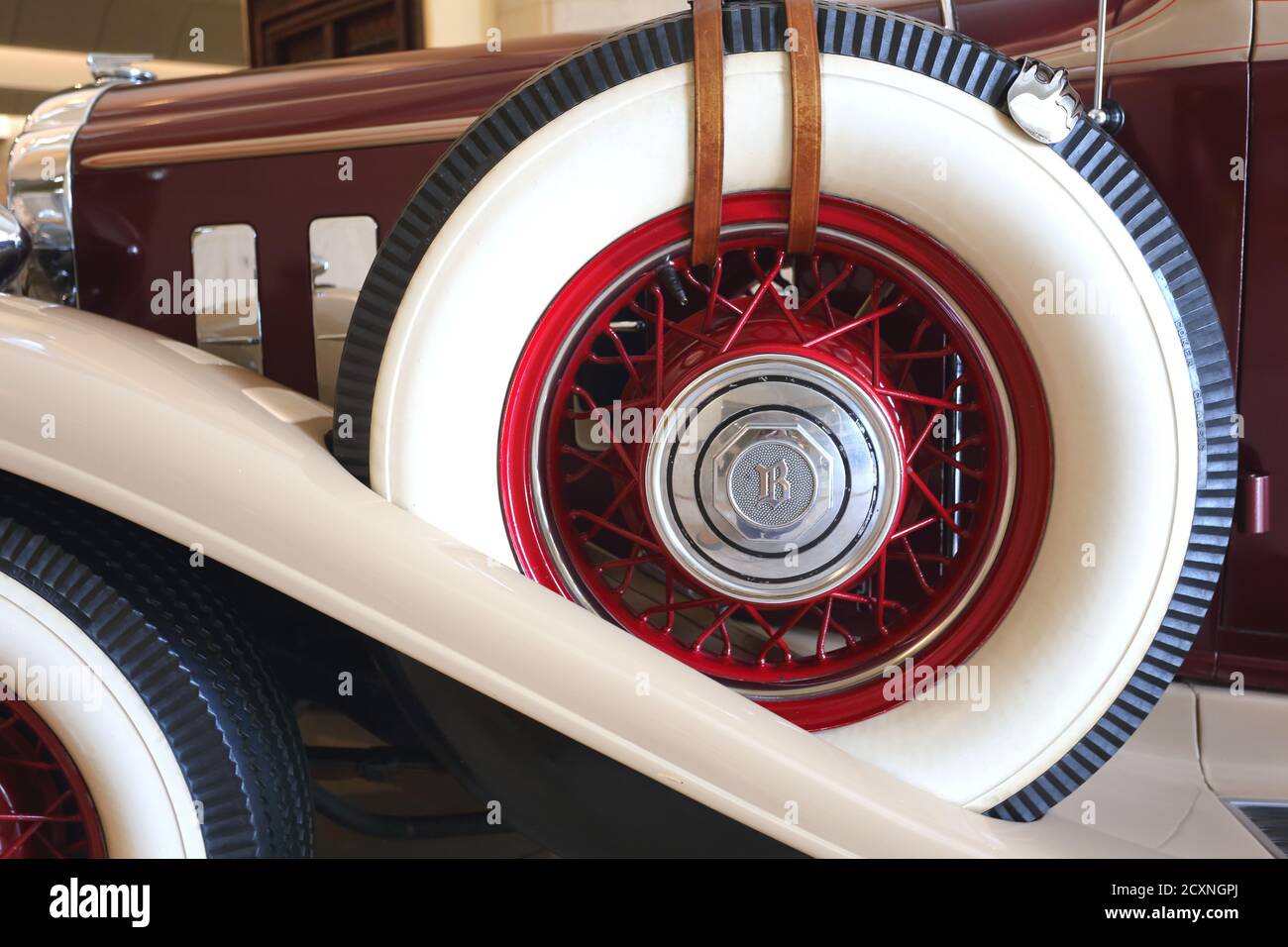 Ruota di scorta su un Buick all'interno del Museo Nazionale del Bahrain, Manama, Regno del Bahrain Foto Stock