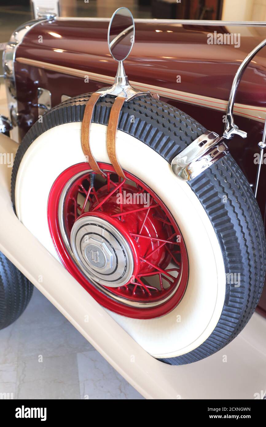 Ruota di scorta su un Buick all'interno del Museo Nazionale del Bahrain, Manama, Regno del Bahrain Foto Stock
