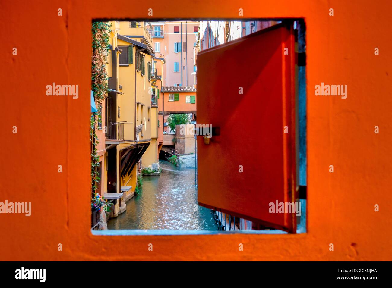 Finestrella di Via Piella si affaccia sul canale delle Moline, Bologna, Italia Foto Stock