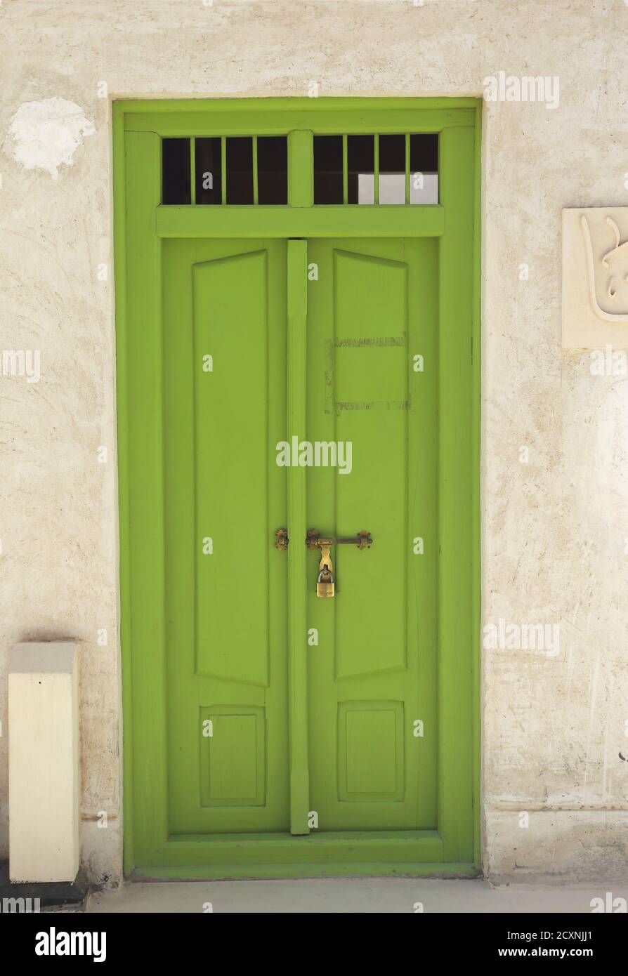 Tradizionale porta di legno su una vecchia casa, Bahrain Pearling Trail, Muharraq, Regno del Bahrain Foto Stock