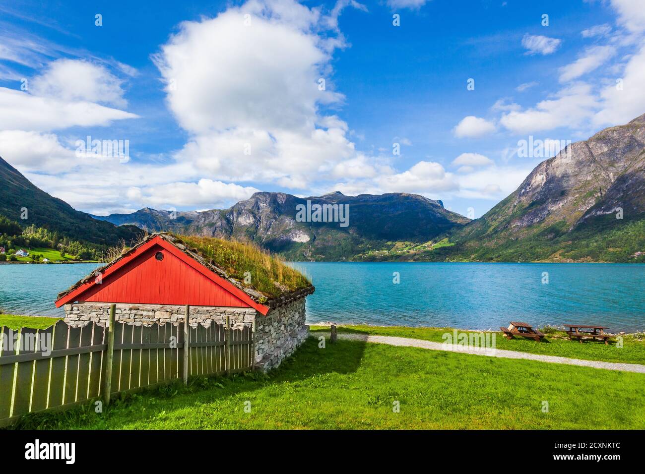 Villaggio di Oppstryn e lago Oppstrynsvatn nella contea di Stryn.Vestland, Norvegia. Foto Stock
