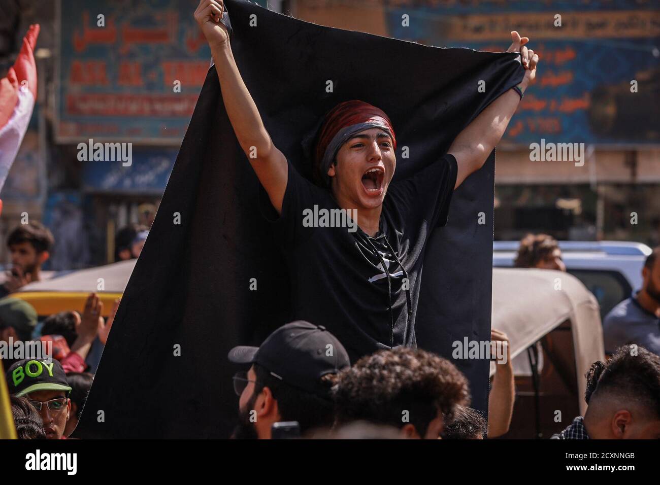 Baghdad, Iraq. 01 Ottobre 2020. Un protestante iracheno partecipa a una protesta per celebrare il primo anniversario delle manifestazioni anti-governative. Credit: Ameer al Mohammedaw/dpa/Alamy Live News Foto Stock