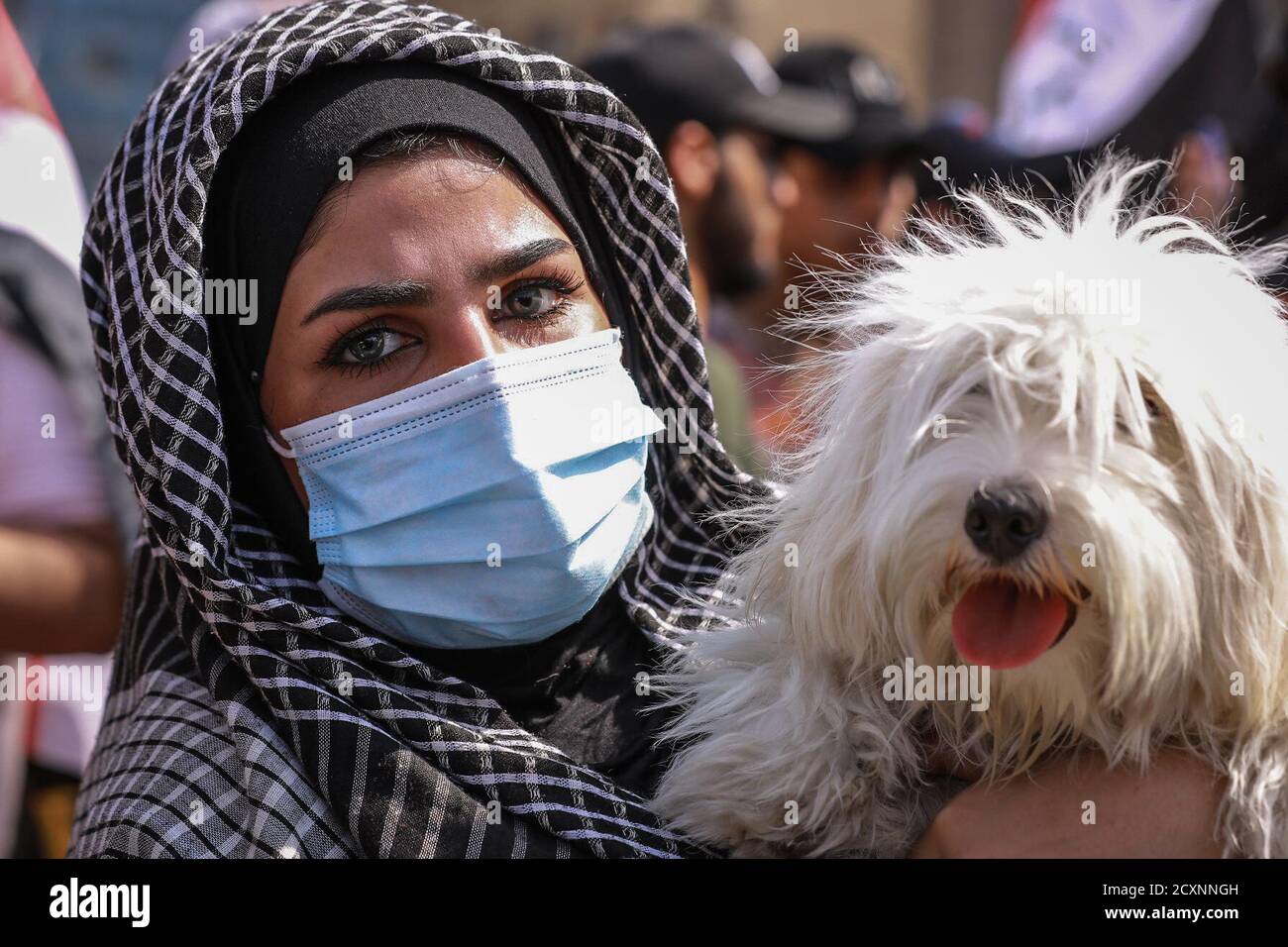 Baghdad, Iraq. 01 Ottobre 2020. Un protestante iracheno partecipa a una protesta per celebrare il primo anniversario delle manifestazioni anti-governative. Credit: Ameer al Mohammedaw/dpa/Alamy Live News Foto Stock