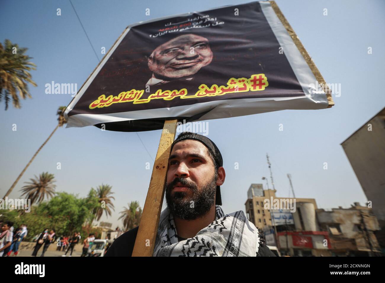 Baghdad, Iraq. 01 Ottobre 2020. Un protestante iracheno partecipa a una protesta per celebrare il primo anniversario delle manifestazioni anti-governative. Credit: Ameer al Mohammedaw/dpa/Alamy Live News Foto Stock
