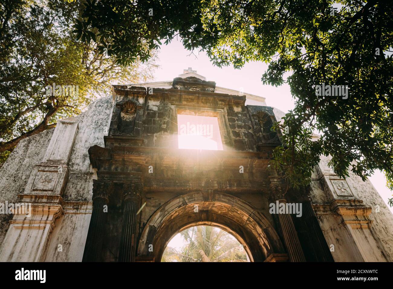 Old Goa, India. Old St. Paul's College Gate. Famoso luogo di riferimento e patrimonio storico. Il St. Paul's College era una scuola gesuita, e successivamente un college Foto Stock