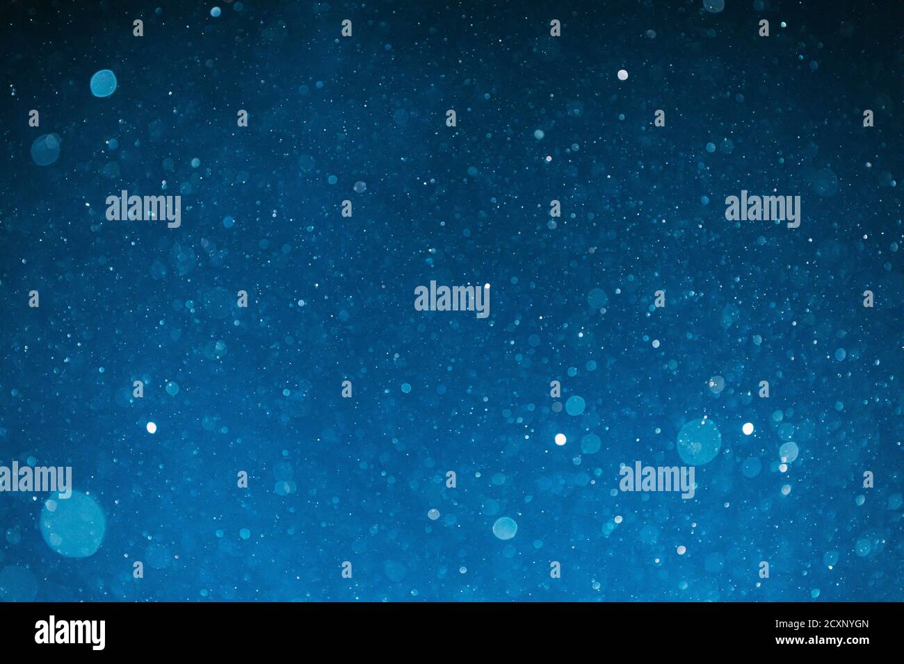 Sfondo blu Abstract Raindrop, acqua, schizzi, Spray. Polvere bokeh, particelle Foto Stock