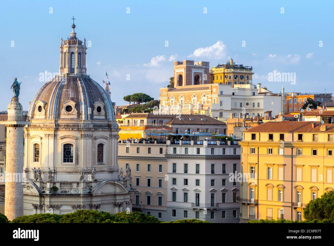 La colonna di Traiano, la Chiesa del Santo Nome di Maria al Foro di Traiano e la collina di Quirinall sullo sfondo - Roma, Italia Foto Stock