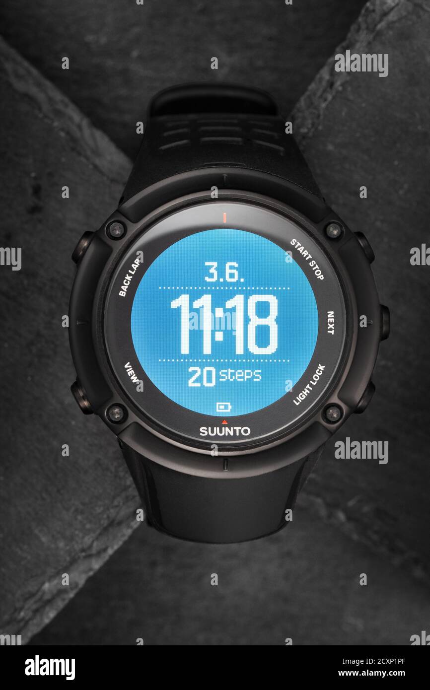 Smart GPS Suunto orologio per lo sport e l'avventura su sfondo ardesia.  Smartwatch con schermo digitale. Gadget elettronici wireless per attività  sportive Foto stock - Alamy