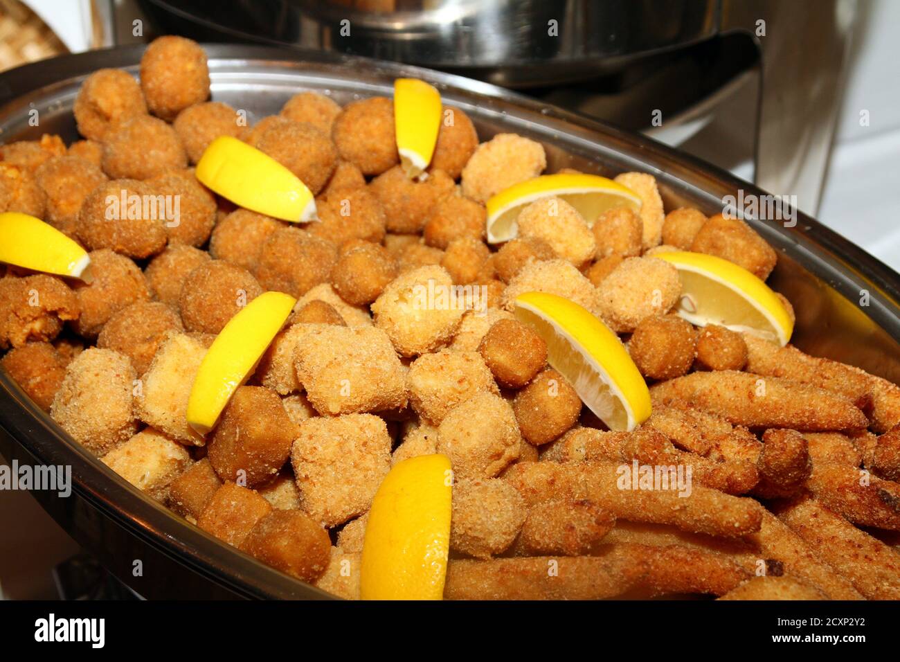 pan nugget isolati nella macro pan Foto Stock