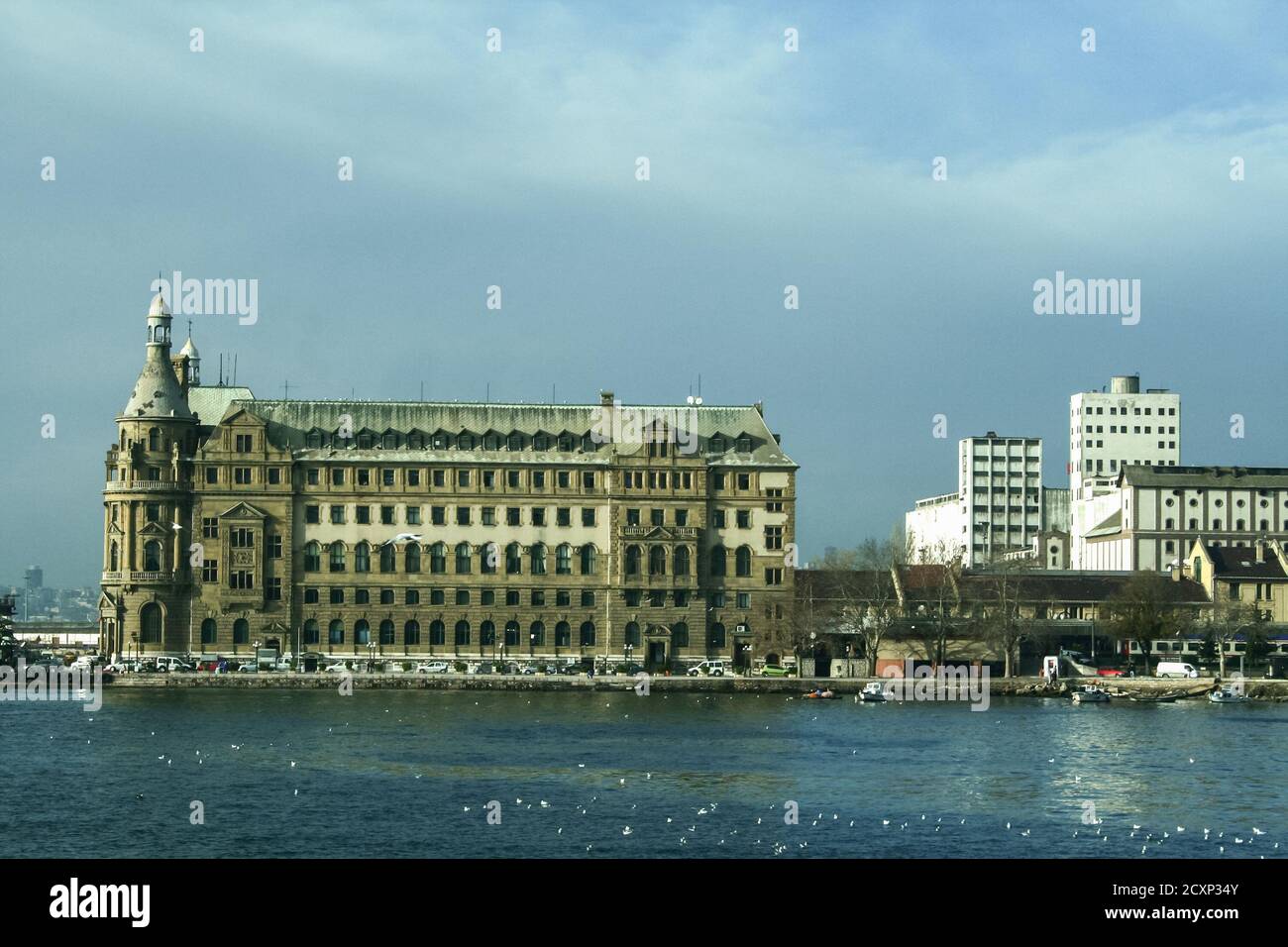 Edificio principale della stazione ferroviaria di Haydarpasa Gari a Kadikoy con la sua tipica architettura tedesca. La stazione ferroviaria di Haydarpasa era la principale ferrovia asiatica Foto Stock
