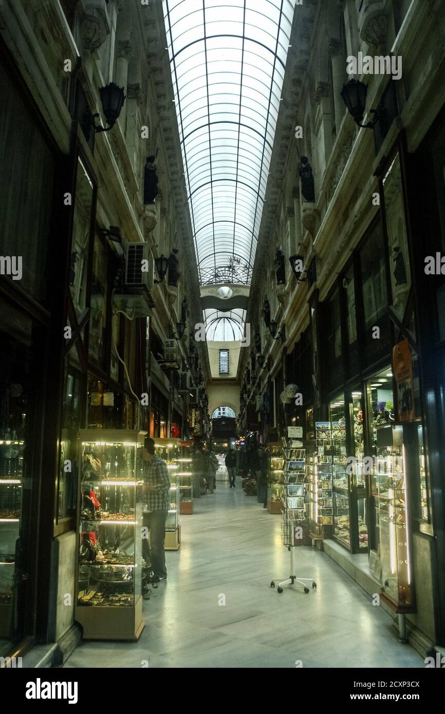 ISTANBUL, TURCHIA - 27 DICEMBRE 2009: Interno del Cicek Pasaji con boutique piene di souvenir. Cicek Passage è uno dei coperti commerciali st Foto Stock