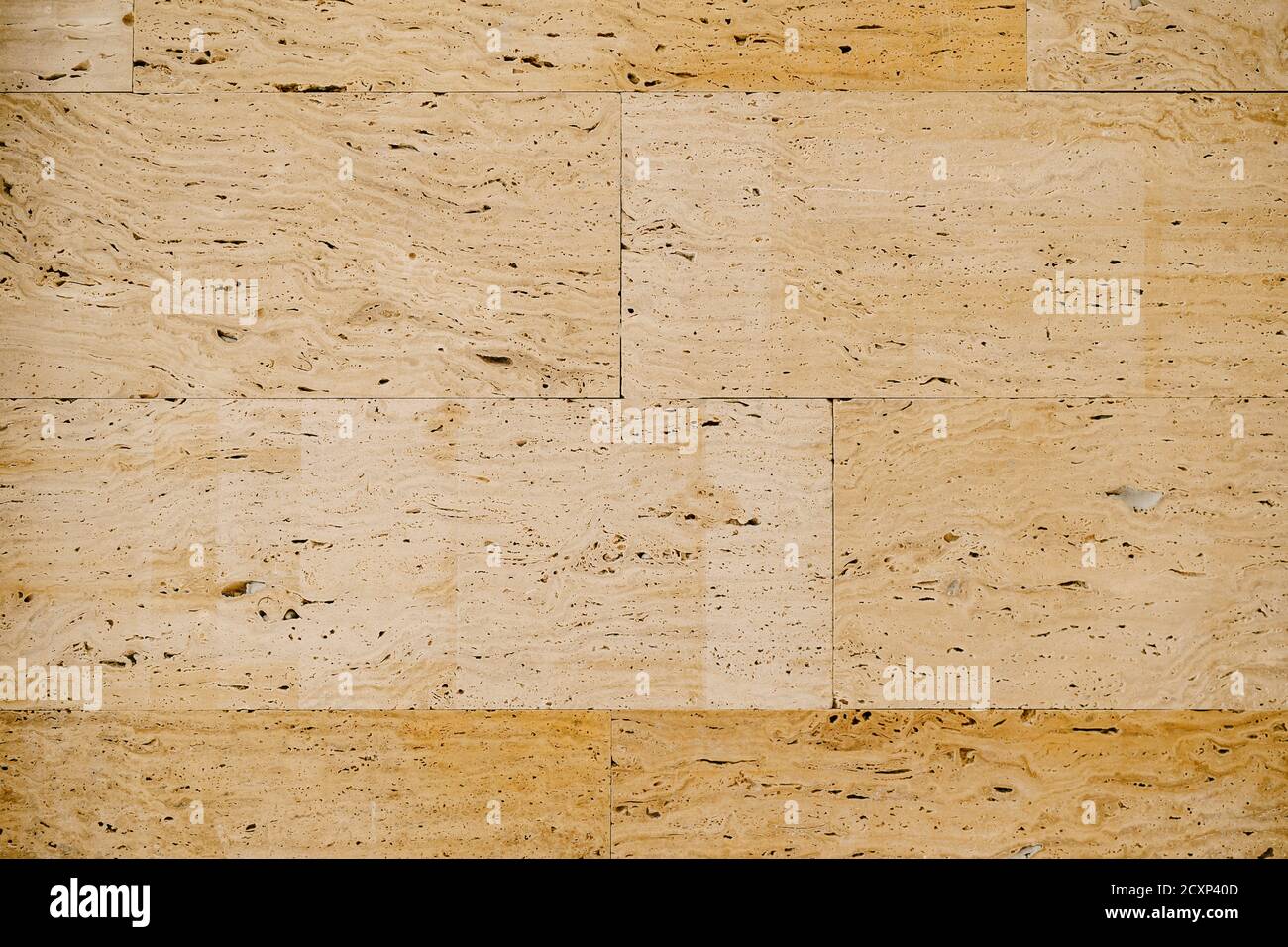 Texture ravvicinata di travertino beige, su piastrelle da parete. Foto Stock
