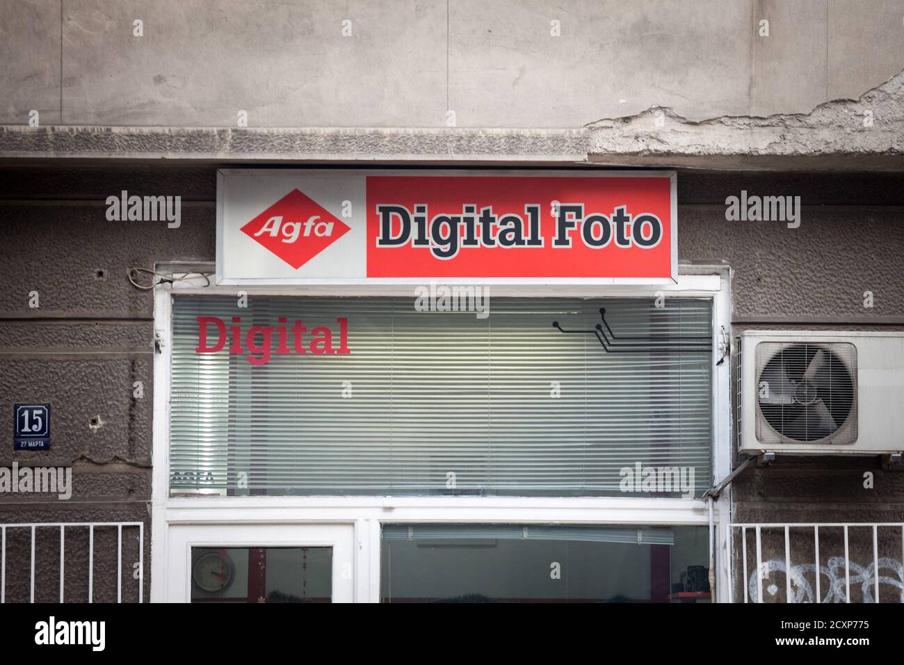 BELGRADO, SERBIA - 1 GENNAIO 2020: Logo Agfa Gevaert su uno dei loro rivenditori. Agfa è una società tedesca belga che produce e sviluppa analoghi Foto Stock