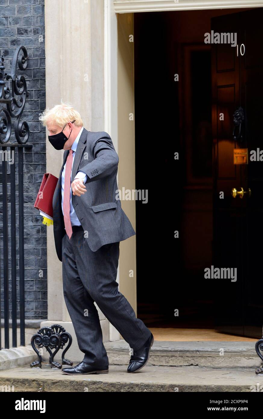 Il primo ministro britannico Boris Johnson lascia 10 Downing Street indossando una maschera facciale, per le domande dei primi ministri nella Camera dei Comuni 30 settembre 202 Foto Stock