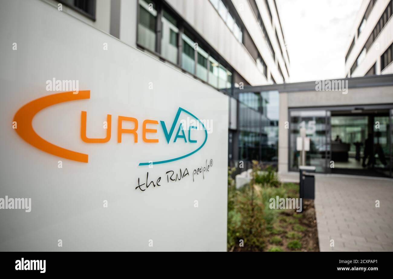 01 ottobre 2020, Baden-Wuerttemberg, Tübingen: Il logo della società biofarmaceutica Curevac è esposto all'ingresso della sede centrale della società a Tübingen. Il Presidente del Ministro Kretschmann (Verdi) si reca oggi in visita alla società biotecnologica Curevac. Foto: Christoph Schmidt/dpa Foto Stock