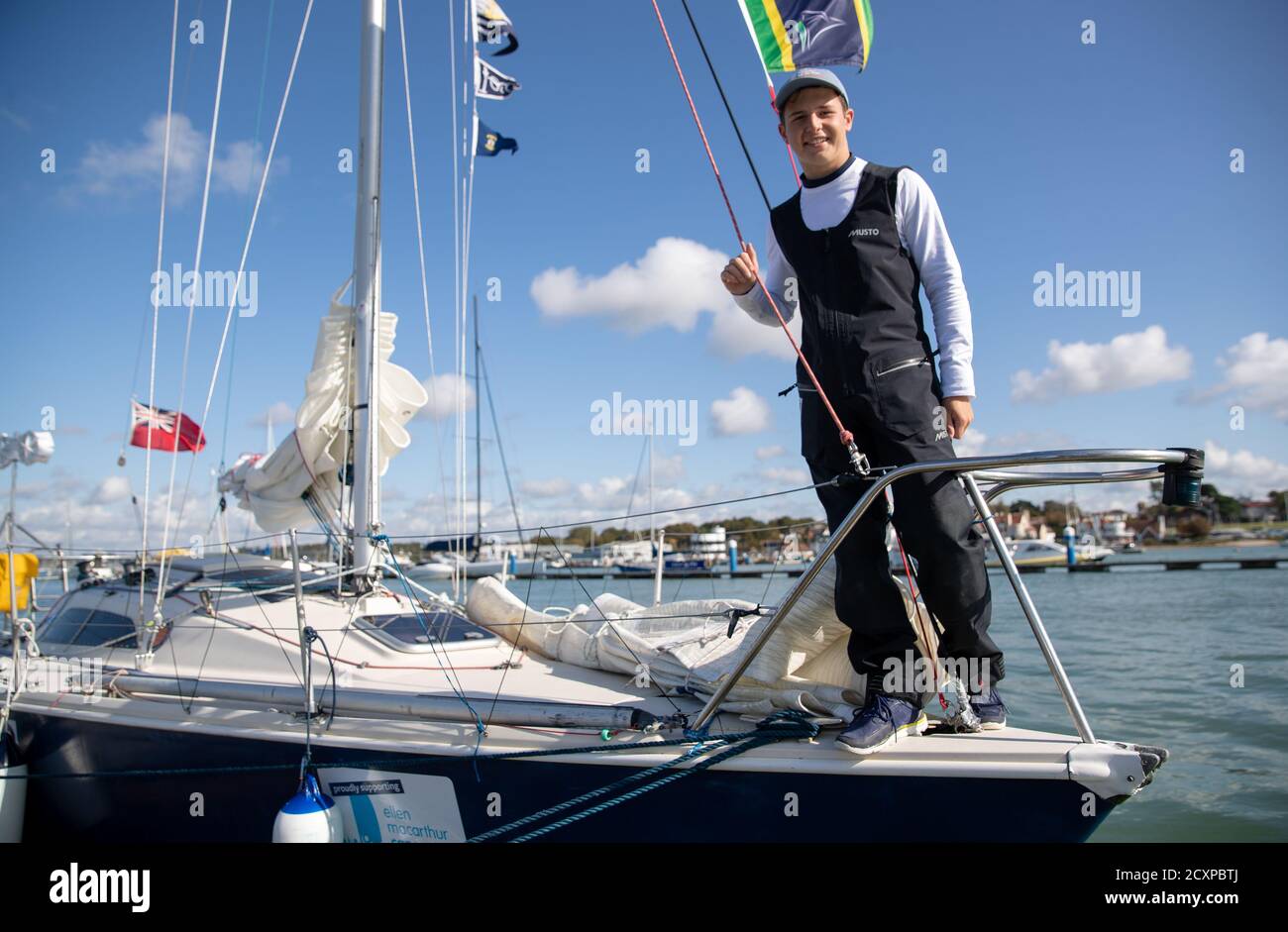 Timothy Long, di 15 anni, si pone per una fotografia sulla sua imbarcazione da 28 piedi "Alchemy" dopo essere tornato a Homble Point Marina, Hampshire, diventando la persona più giovane a navigare da sola in Gran Bretagna. Foto Stock