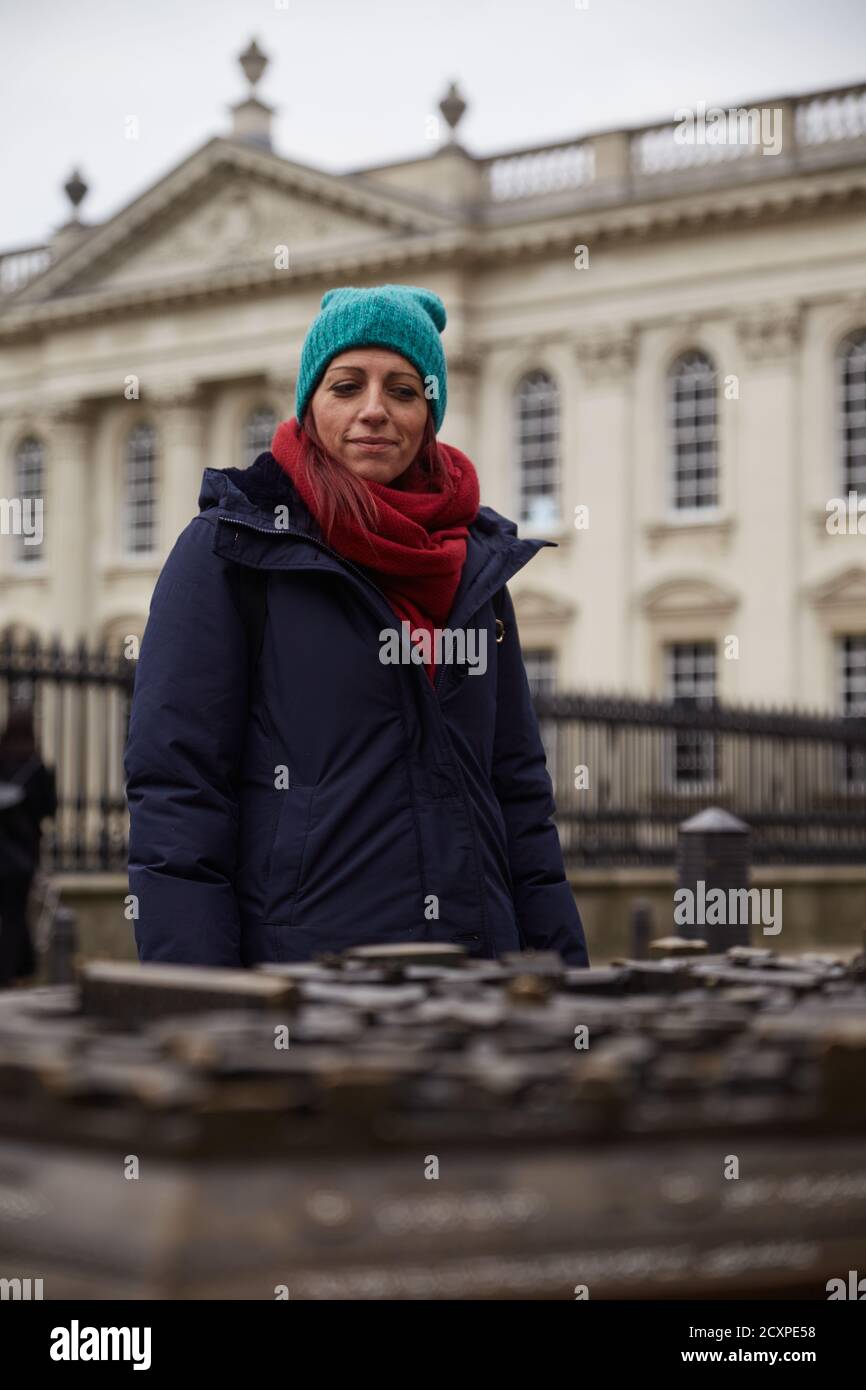 fotografia di una donna per strada a londra Foto Stock