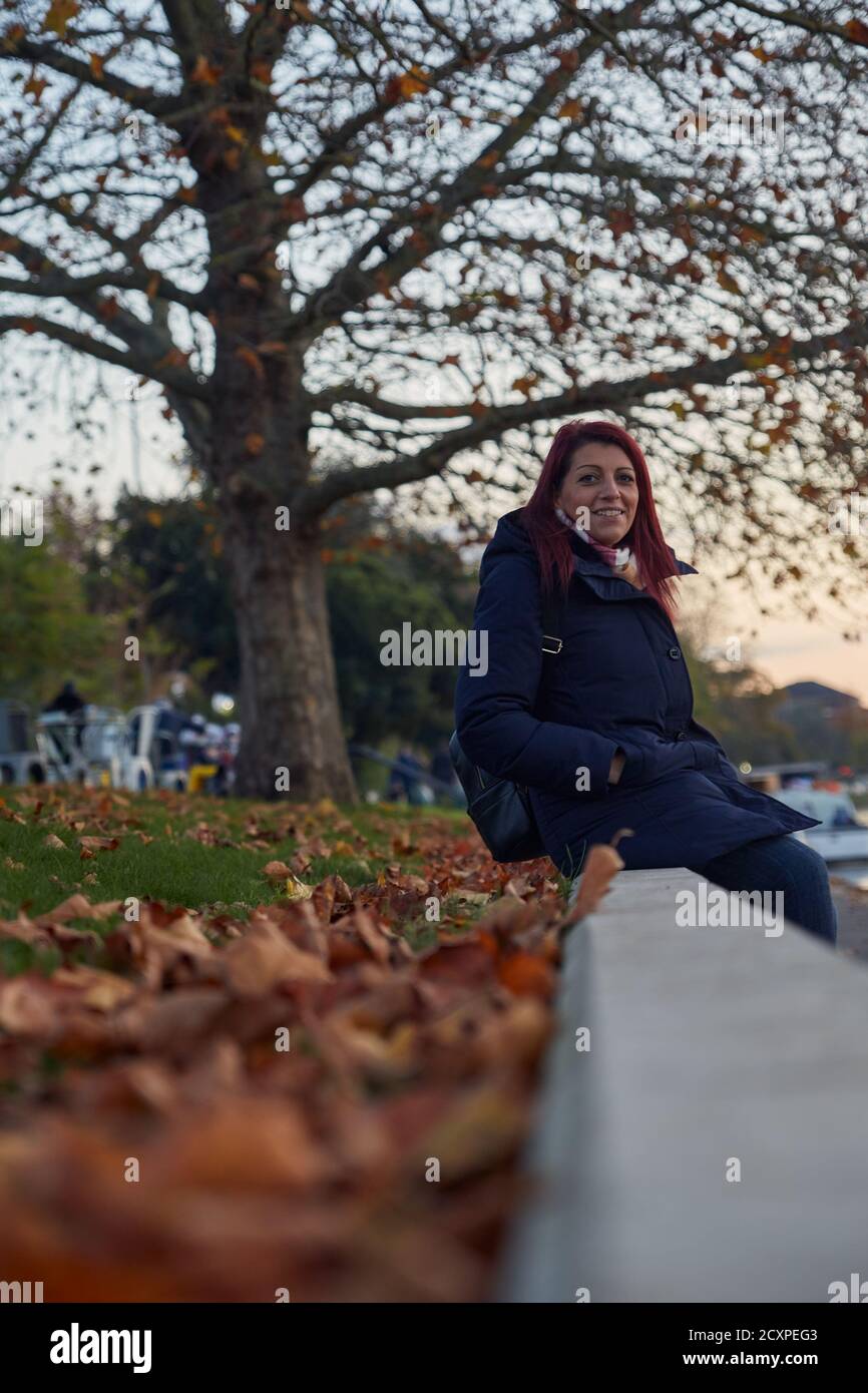 fotografia di una donna per strada a londra Foto Stock