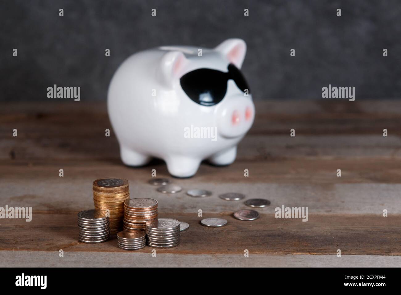 accumulo di denaro. airbag finanziario. banca piggy con monete Foto Stock